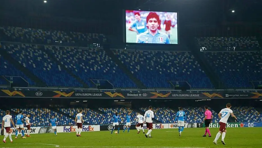 Telão do estádio San Paolo exibe imagem de Maradona durante o jogo entre Napoli e Rijeka pela Liga Europa