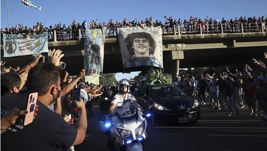 Multidão acompanhou o cortejo de Maradona, que foi enterrado no cemitério Jardín Bella Vista