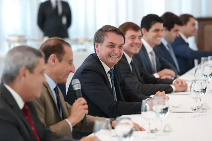 Pessoal fala que mata, (mas) salva vidas. Pessoa armada é respeitada, completou Bolsonaro
