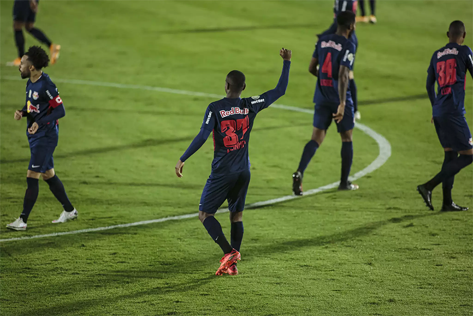 O Bragantino começou com tudo e não demorou para resolver a partida