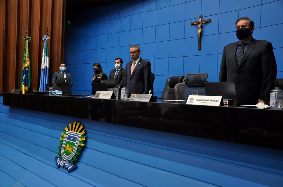 Durante a sessão ordinária desta terça-feira (17), os deputados estaduais fizeram um minuto de silêncio em homenagem ao deputado estadual Onevan de Matos (PSDB), que morreu na última sexta-feira (13), em São Paulo