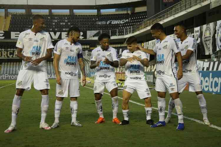 Jogadores do Santos comemoram gol em vitória sobre o Sport, na Vila Belmiro