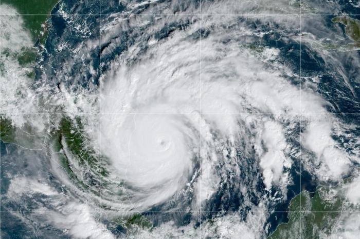 Imagem aérea do furacão Iota, pela agência nacional meteorológica norte-americana (NOAA)