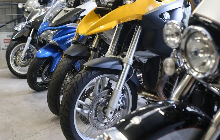 Motos
