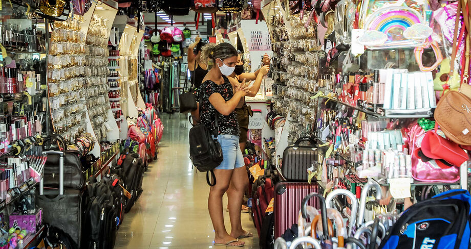 Clientes fazendo compras