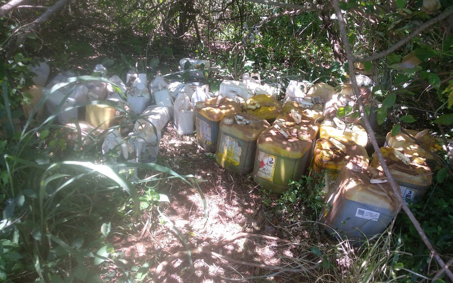 PMA encontrou agrotóxicos abandonados no meio de uma mata