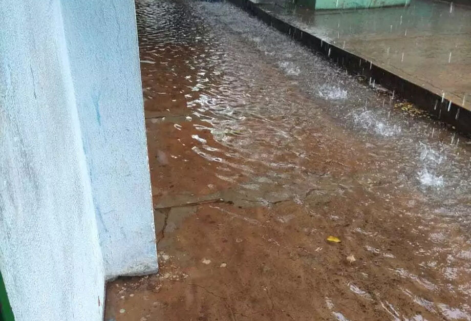 Um alagamento atingiu hoje (15) a escola Estadual Dolor Ferreira de Andrade, no bairro Maria Aparecida Pedrossian