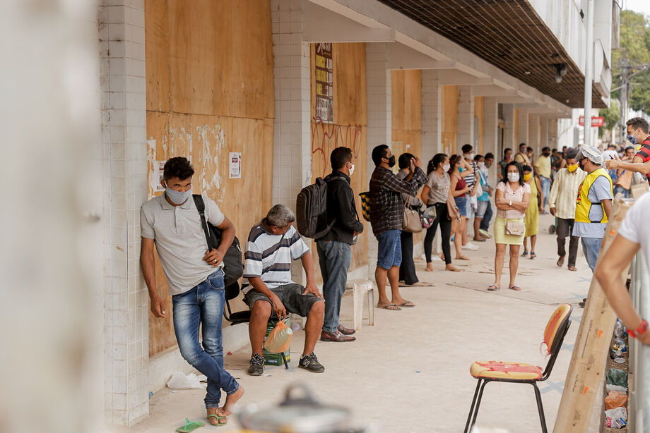 Clientes esperando para serem atendidos