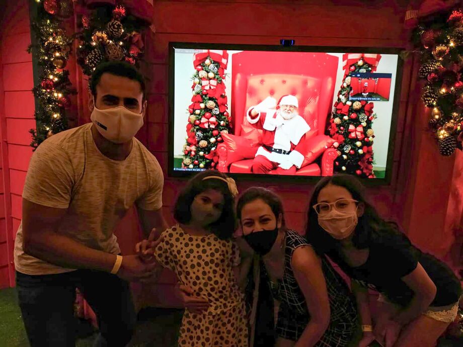 As crianças e suas famílias podem falar com o Papai Noel e fazer seus pedidos especiais via videoconferência, em uma cabine no Shopping Bosque dos Ipê