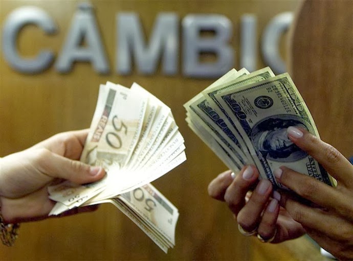 O dólar fechou a quinta-feira cotado em R$ 5,3141, em baixa de 0,44%