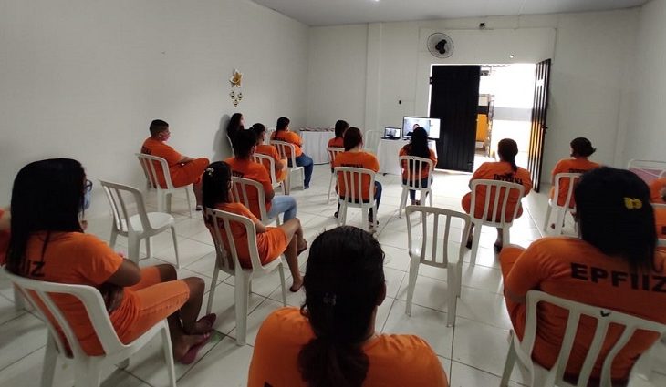 Todas as participantes ganharam o livro que é tema dos encontros, juntamente com um kit de maquiagem, como símbolo de transformação de possibilidades