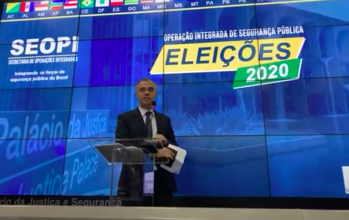 O ministro da Justiça André Mendonça em coletiva de imprensa sobre a operação de segurança nas eleições municipais.
