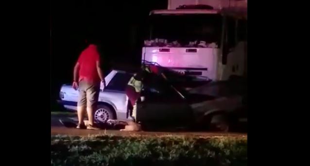 O motorista do veículo de passeio morreu no local