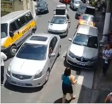 Vídeo mostra carro de som com adesivo de Covas próximo a local de distribuição de cestas básicas