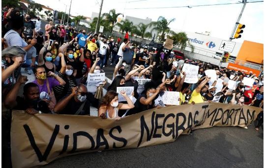 Protesto em frente à unidade do Carrefour em Porto Alegre, onde ocorreu o crime