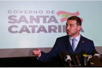O governador de Santa Catarina, Carlos Moisés, em coletiva de imprensa após ser absolvido em processo de impeachment