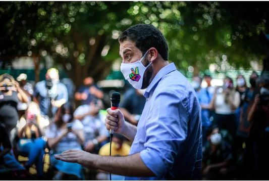 O candidato Guilherme Boulos (PSOL), durante encontro com empreendedores e pequenos comerciantes