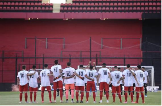Jogadores do Independiente vestem camisetas em homenagem a Diego Armando Maradona, em uma partida contra o Colon de Santa Fe