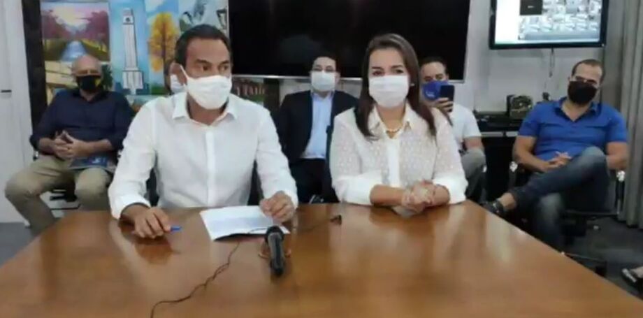 O prefeito Marquinhos Trad (PSD) e a vice Adriana Lopes na coletiva de hoje a tarde