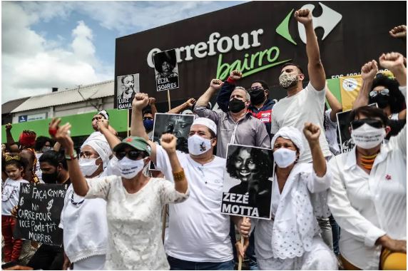Manifestação em frente ao Carrefour da Asa Norte, em Brasília, contra o assassinato de João Alberto Silveira Freitas
