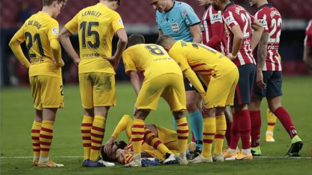 Ao cortar uma bola, Correa caiu em cima da perna de Piqué e a articulação do joelho pareceu girar para trás