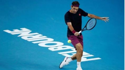 Roger Federer em ação contra Novak Djokovic, na semifinal do torneio australiano em janeiro de 2020