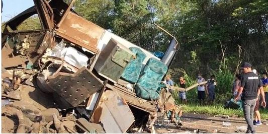 Acidente entre ônibus e caminhão na Rodovia Alfredo de Oliveira Carvalho deixou mortos e feridos