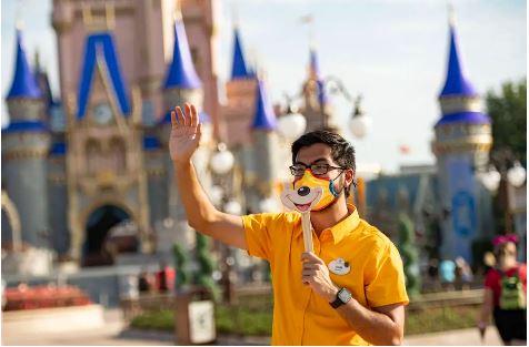 Funcionário da Disney na reabertura do parque na Flórida em julho