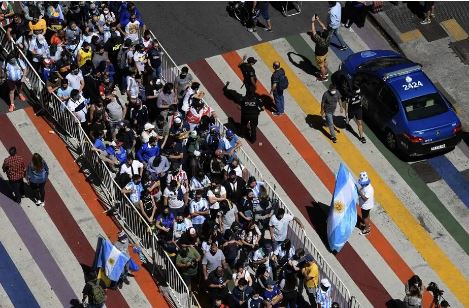 Fila ao longo da Avenida de Mayo para a chegada à Casa Rosada para as homenagens a Maradona