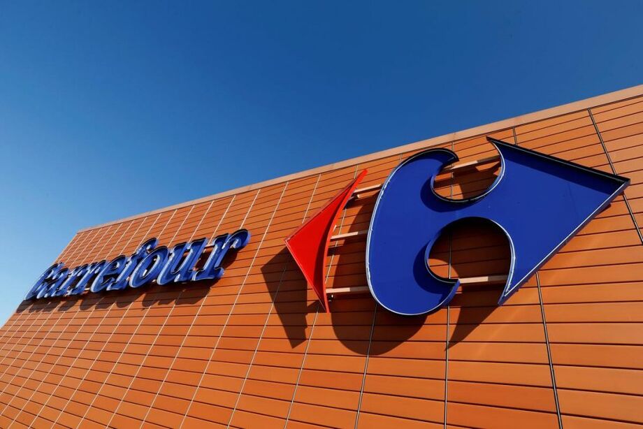 A morte de um homem negro espancado por dois homens brancos - um segurança e um policial militar - em uma unidade do Carrefour em Porto Alegre enfureceu cidadãos nas redes sociais