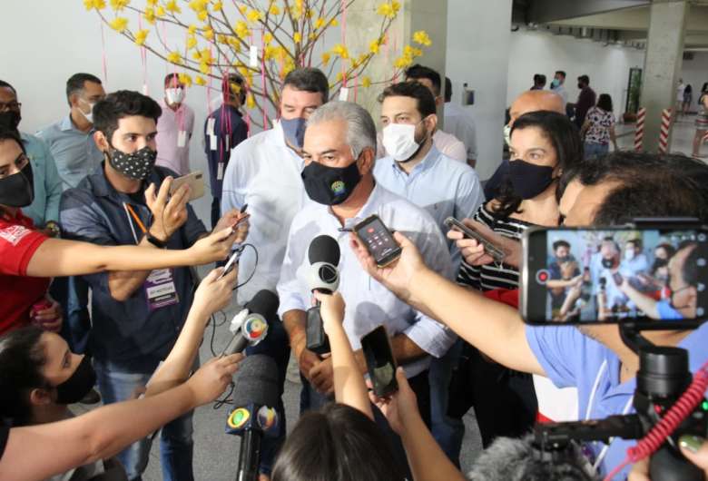 O governador falando com a imprensa