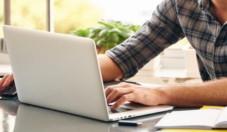 O conteúdo programático, a carga horária e a duração das aulas obedecem aos mesmos critérios estabelecidos para as aulas presenciais