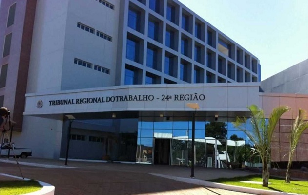 De acordo com o normativo, tanto no 1º como no 2º graus, para processos que tramitam em autos físicos