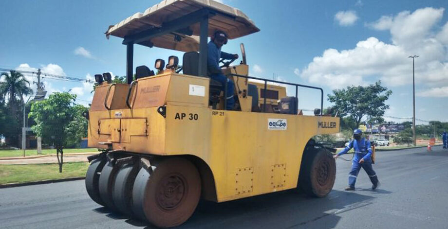 A Prefeitura de Campo Grande iniciou nesta terça-feira (17) a última etapa do recapeamento de mais 1,5 quilômetro da pista, sentido centro-bairro, da Avenida Cônsul Assaf Trad