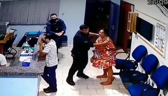 Mulher sendo agredida por PM