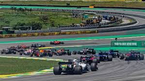 Hamilton vence corrida marcada por acidentes impressionantes