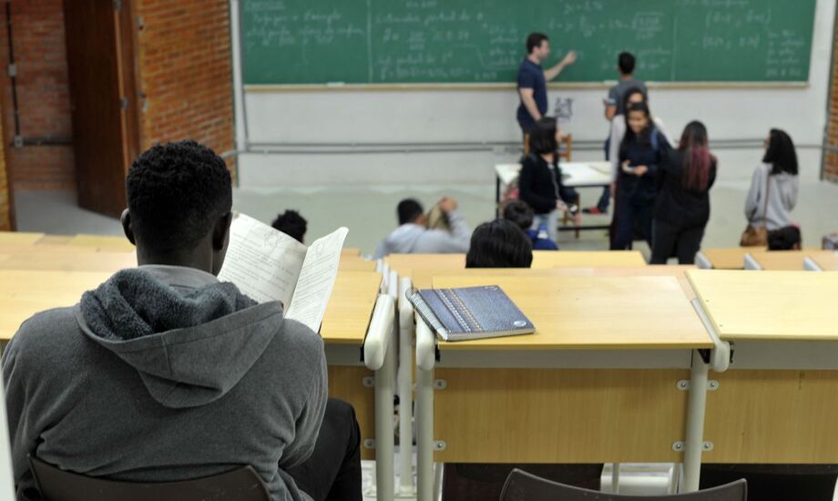 Negros têm mais dificuldade de permanecer na universidade
