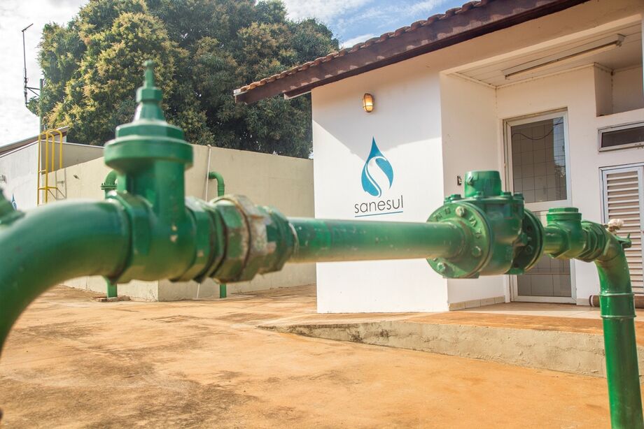 A pedido da empresa, a Sanesul terá que interromper o fornecimento de água por algumas horas, para que a equipe faça a troca de registro e ajustes necessários, de forma que a distribuição seja mais rápida e segura