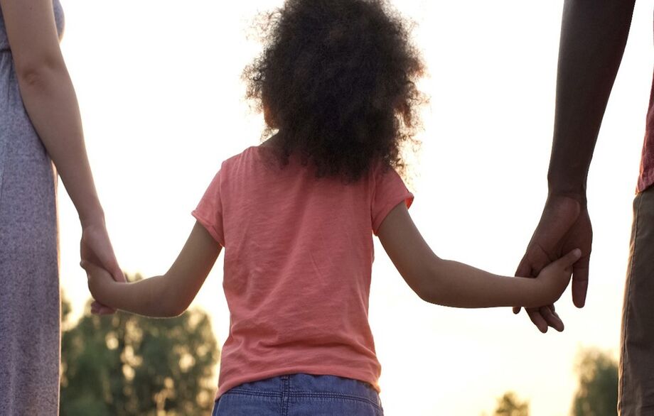 A criança passa a constar na lista de adoção após as tentativas de reinserção na família de origem falharem