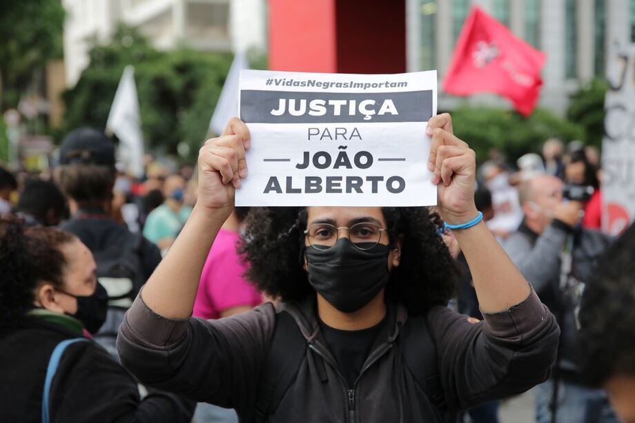 Manifestantes pedem justiça por João Alberto durante manifestação nesta sexta-feira (20), em São Paulo