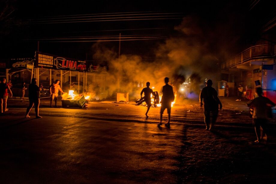 Moradores da capital do Amapá, em Macapá, fazem protestos
