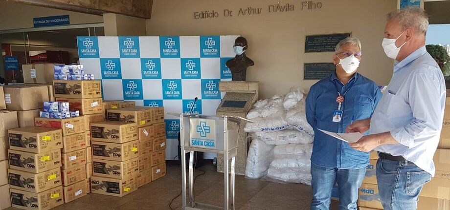 O secretário de Saúde, Geraldo Resende, fez a entrega dos equipamentos à Santa Casa