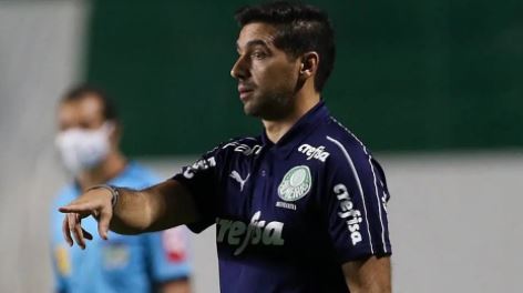 Abel Ferreira orienta os jogadores do Palmeiras na partida com o Goiás