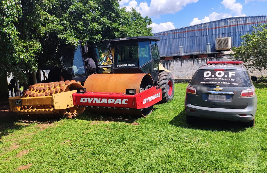 Policiais do Departamento de Operações de Fronteira (DOF) recuperaram, na tarde de ontem (3), um Rolo Compactador Dynapac e um veículo Compactador vibratório de solo