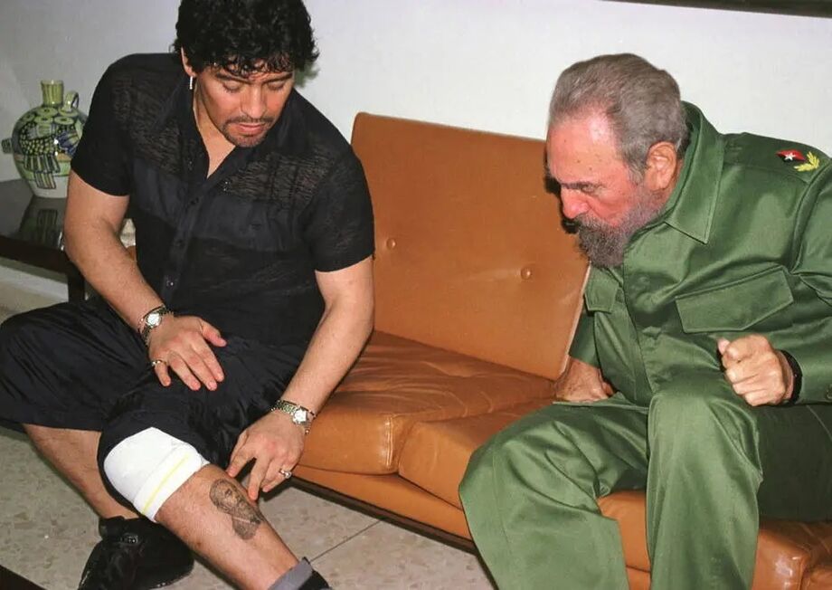 Maradona mostra para Fidel Castro a tatuagem que fez do cubano em sua perna