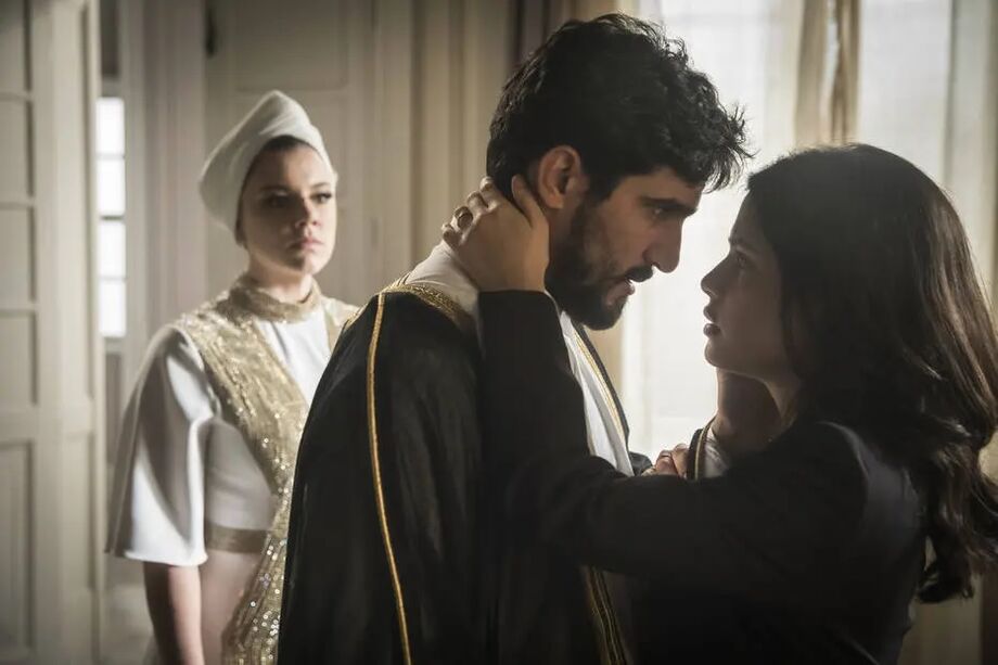 Cena da novela 'Órfãos da Terra' com Jamil (Renato Goes), Laila (Julia Dalavia) e Dalila (Alice Wegman). Novela venceu a categoria do Emmy Internacional 2020