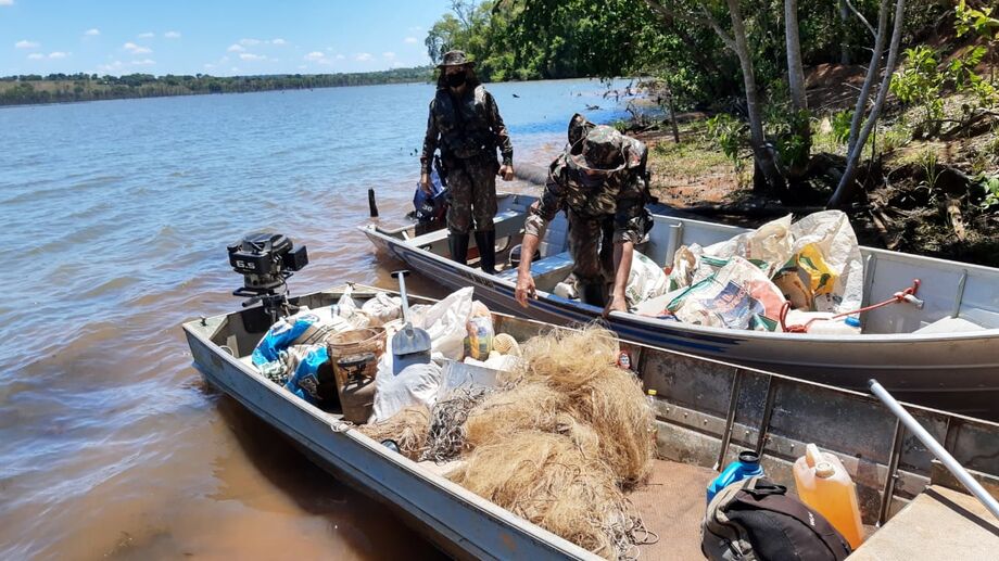 Um barco e um motor de popa também foram apreendidos