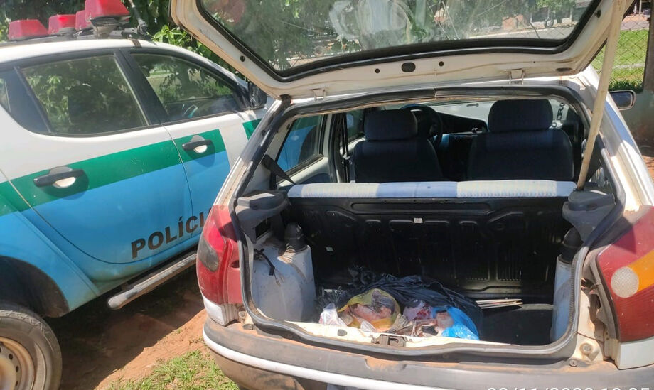 O carro do infrator com o pescado no porta-malas