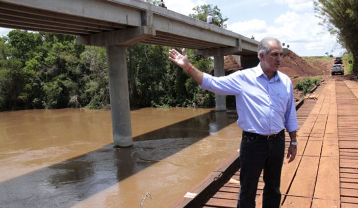 Governador Reinaldo Azambuja entrega ponte sobre Rio Amambai, em Caarapó