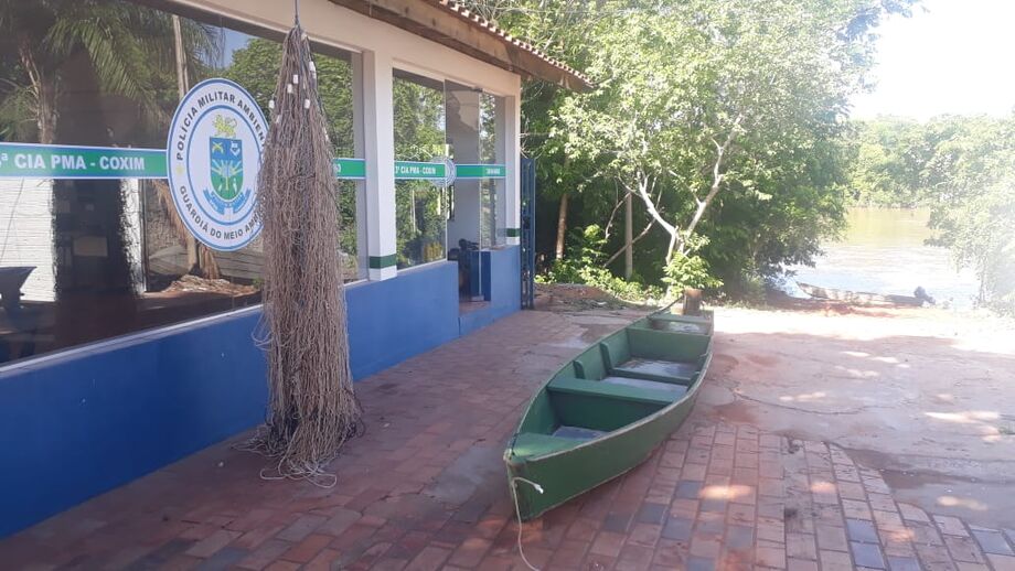 A canoa e a rede foram apreendidos